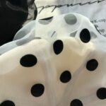 Béret en maille, voilage à pois