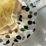 Béret en maille, voilage à pois