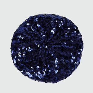 Béret à paillettes bleu style sequins à plat sur fond gris.