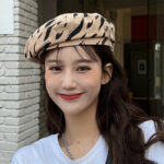 Béret pour femme zébré tendance avec chaine