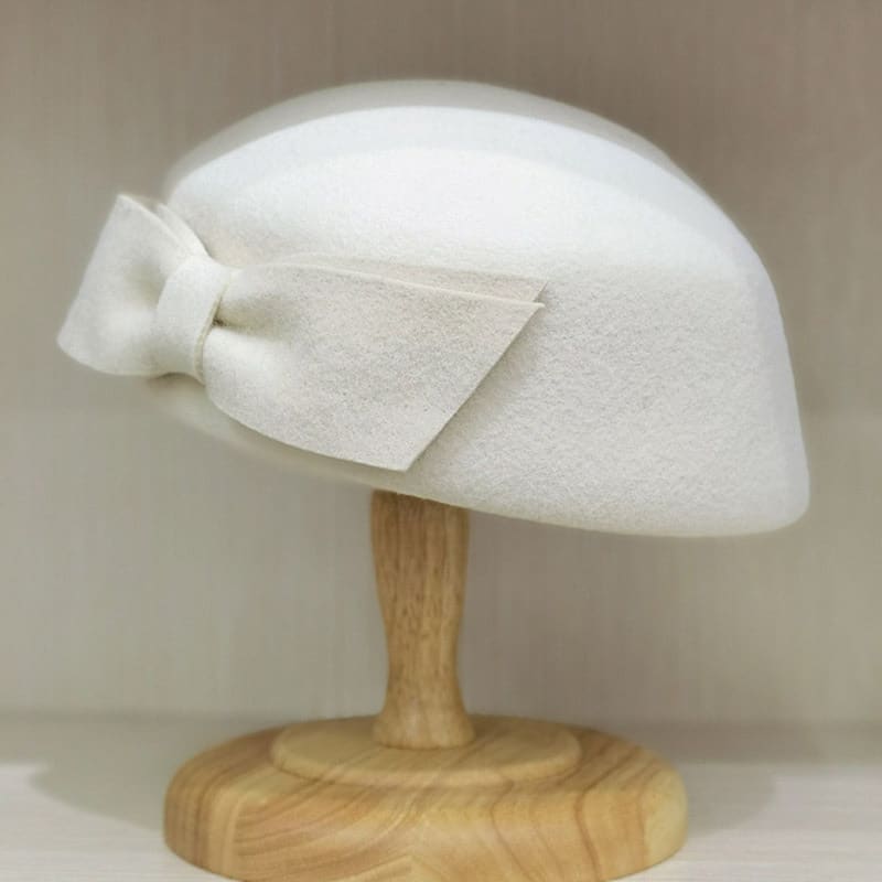 Béret blanc en feutrine de laine pour femme et noeud à l'avant.