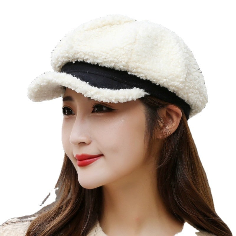 Béret casquette en laine de mouton blanc et rebord noir.