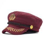 Béret casquette rouge bordeaux de marin aux détails dorés.