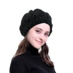 Béret noir en chenille tricoté pour femme.