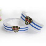 Béret marin à rayures bleues et insigne à l'avant