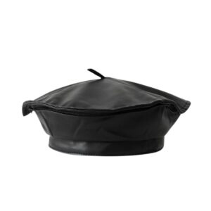 Béret noir en cuir sur fond blanc