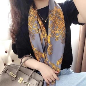 Foulard carré en soie pour femme couleur gris et or
