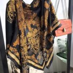 Foulard élégant en soie noir et or pour femme