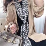 Foulard en soie carré gris et blanc à motif pour femme