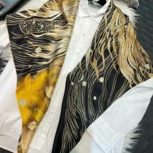Foulard carré en soie à imprimé noir, jaune et or pour femme