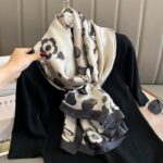 Foulard en soie grand châle blanc écru et gris pour femme