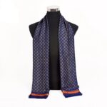 Foulard long en soie pour homme bleu bordure orange