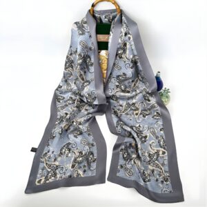 Foulard long en soie gris à motif pour homme sur fond blanc
