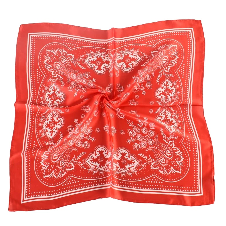 Foulard carré rouge style vintage en soie motif fleur de cajou
