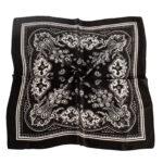 Foulard carré style vintage noir en soie motif fleur de cajou mixte