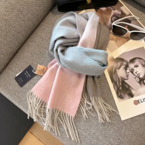 Echarpe rose en laine à franges patchwork de couleurs pastels.