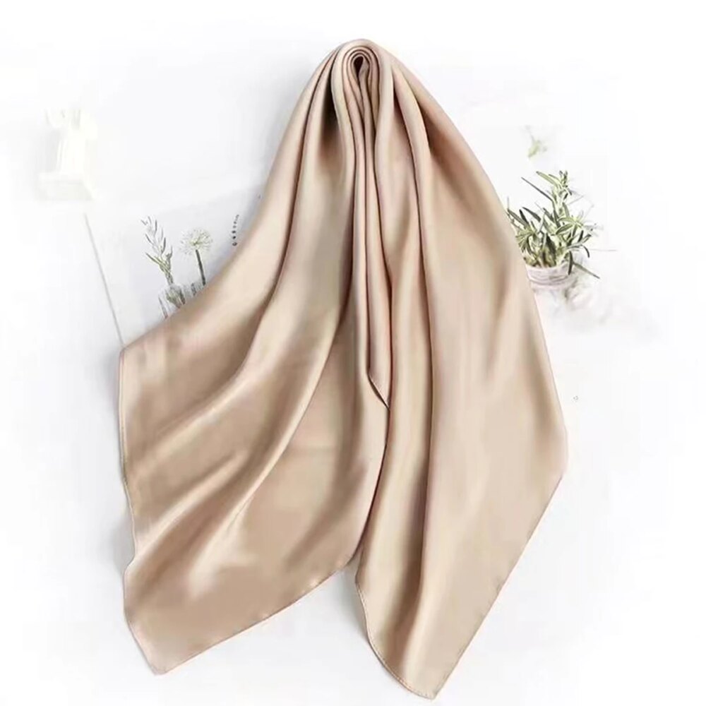 Petit foulard carré en soie beige pour femme