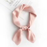 Petit foulard carré en soie femme couleur unie rose pastel