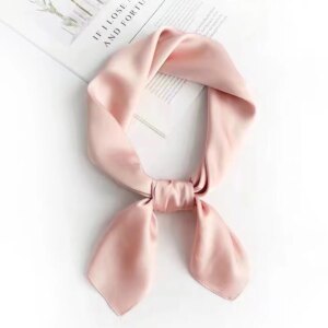 Petit foulard carré en soie femme couleur unie rose pastel