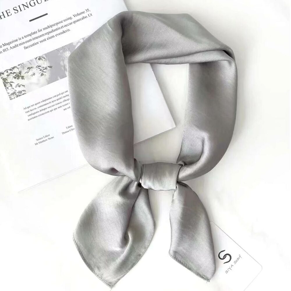 Petit foulard carré gris en soie pour femme