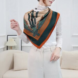 Foulard carré beige vert orange en soie pour femme