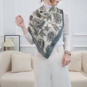 Foulard carré gris et blanc en soie motifs luxe pour femme