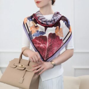 Foulard carré tons bordeaux en soie à imprimé pour femme