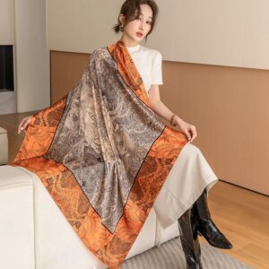 Grand foulard carré orange en soie pour femme