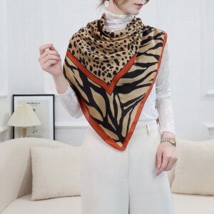 Foulard carré en soie aux tons rouge beige et noir pour femme