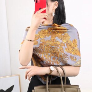 Foulard carré mauve orangé en soie à imprimé luxe pour femme