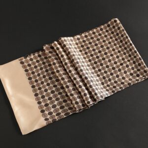 Foulard long imprimé en soie beige pour homme