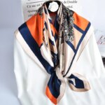 Photo d'un foulard en soie véritable noué autour d'une chemise blanche.