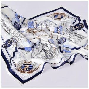 Photo d'un foulard en soie carré bleu et blanc à motifs marins.