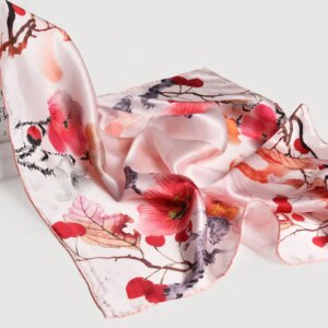 Photo d'un foulard en soie carré rose à fleur esprit japonais.