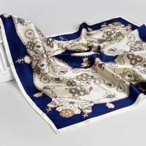 Photo d'un foulard en soie carré bleu et blanc à motifs luxueux.