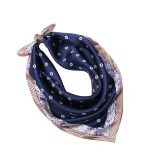 Petit foulard carré en soie et touches élégantes de mauve