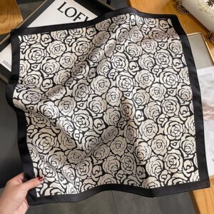 Foulard carré de luxe imprimé noir et blanc en soie véritable pour femme