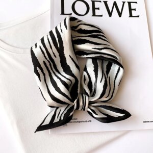Foulard carré en soie véritable à imprimé zèbre noir et blanc