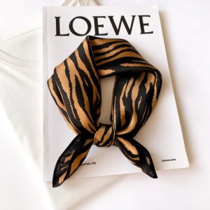 Foulard carré imprimé zèbre marron et noir en soie de luxe