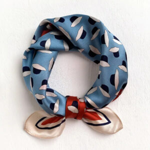 Foulard carré noué bleu ciel en soie de luxe pour femme