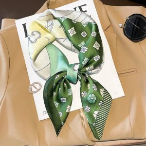 Foulard carré en soie vert de luxe à nouer pour femme