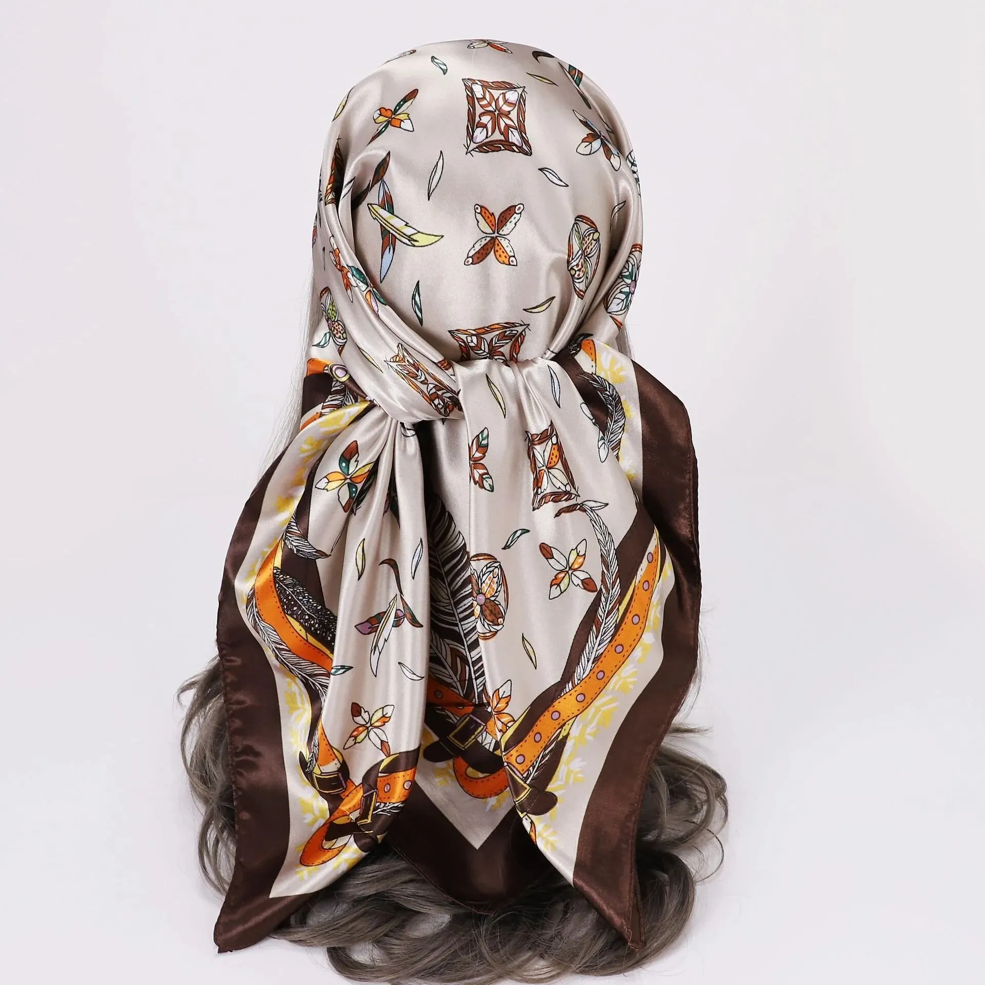 Foulard en soie carré beige à motifs printaniers pour femme Mon
