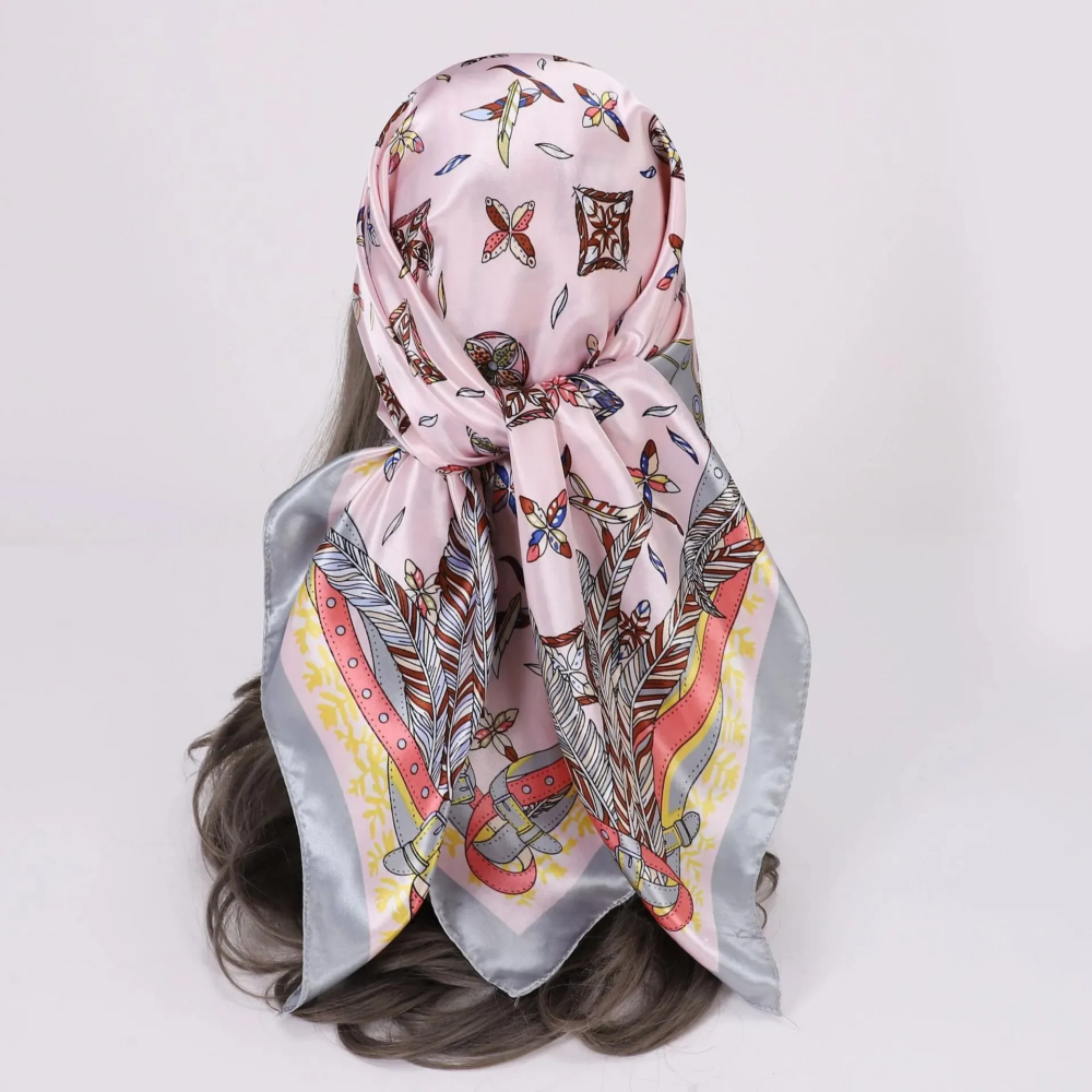 Foulard carré en soie rose pâle pour femme
