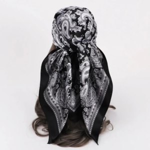 Grand foulard en soie carré noir à imprimé pour femme