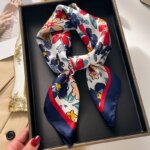 Foulard carré en soie bleu à fleurs pour femme