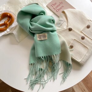 Écharpe couleur vert clair à franges pour femme