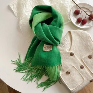 Grande écharpe couleur verte à franges pour femme