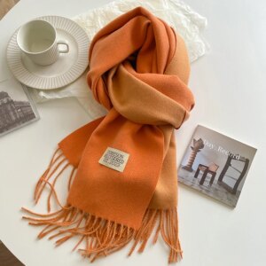Écharpe chaude orange à franges saison automne hiver