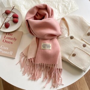 Écharpe chaude et élégante rose poudré à franges