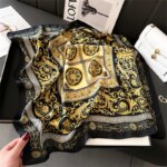 Foulard carré en soie à motifs noir et doré pour femme